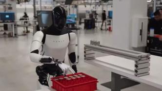 特斯拉人形机器人进厂：分拣电池还能自我纠错，行走速度提高30%