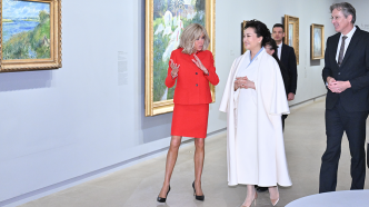 彭丽媛同法国总统马克龙夫人布丽吉特参观奥赛博物馆