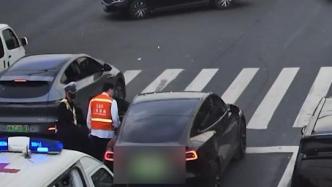 晚高峰時間車輛停在路口一動不動，上海輔警走近卻發現……