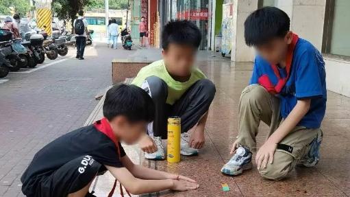 云南一学校禁止学生玩烟卡游戏：可能引起变相赌博