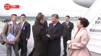 视频丨习近平夫妇步出舱门，法国总统马克龙夫妇在机场热情迎接