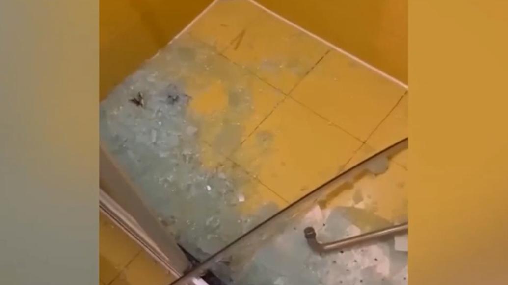 酒店浴室门碎裂，顾客大腿被划伤缝12针
