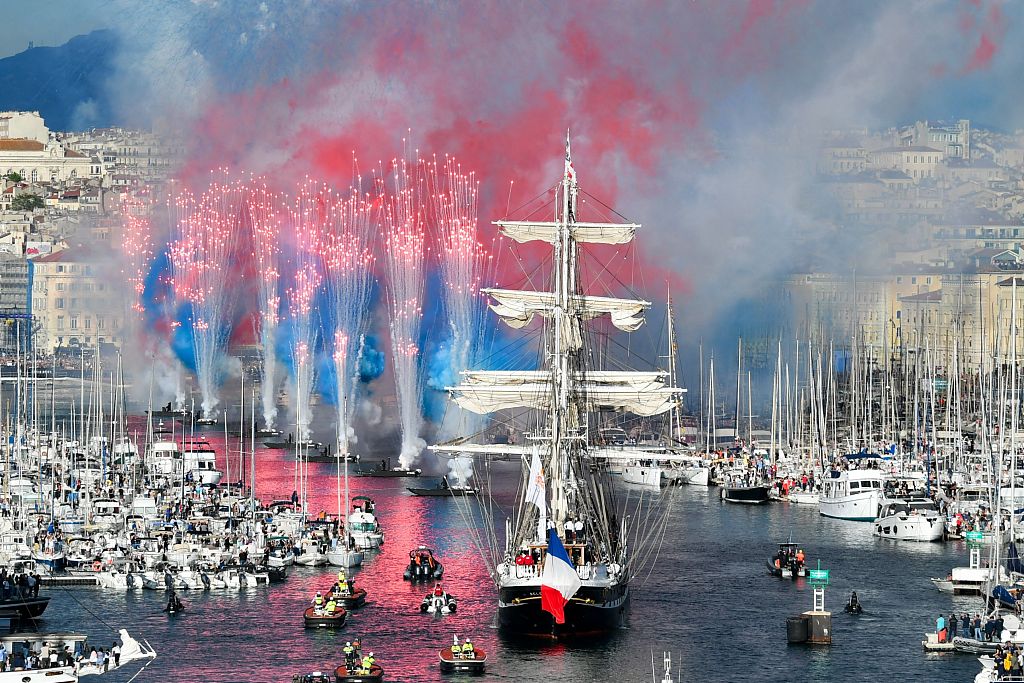 15万人迎接巴黎奥运会火种抵法，奥运火炬开启法国境内传递