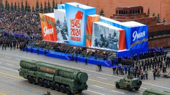 俄罗斯举行红场阅兵：规模继续缩小，装备展示凸显“前线优先”