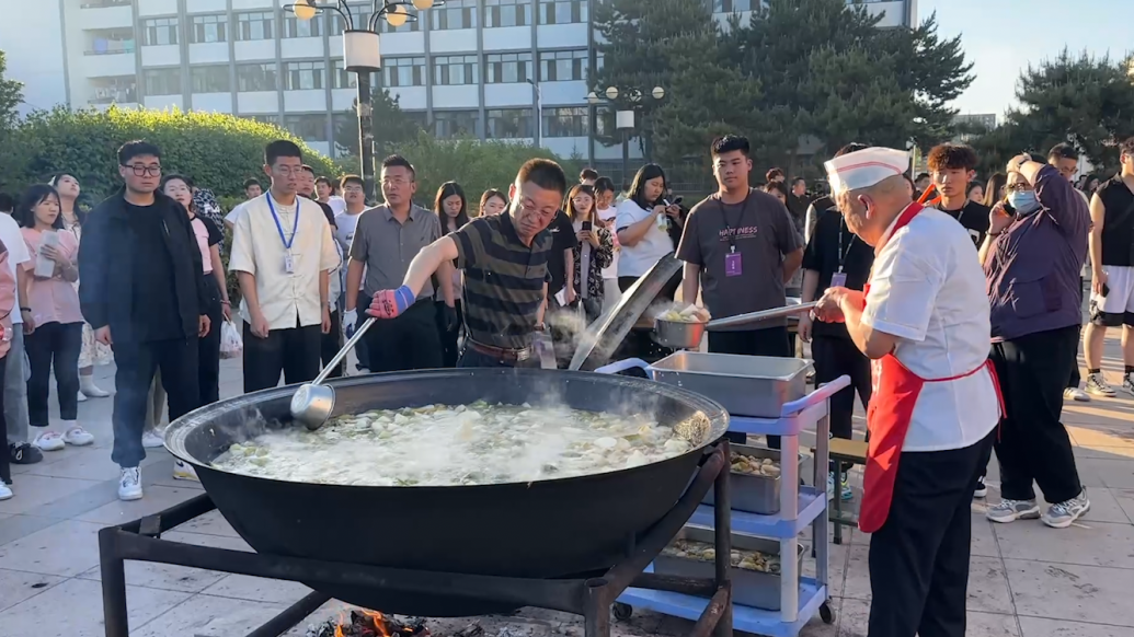 呼和浩特一高校校庆，学校支两口大锅炖羊肉犒劳师生