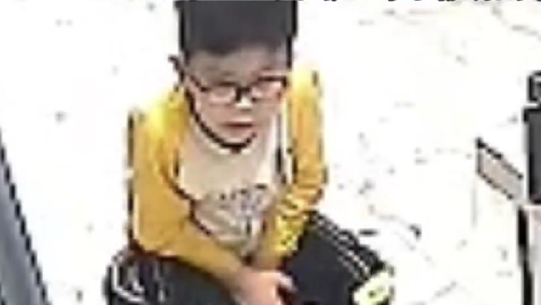 9歲發(fā)育遲緩男孩突然自主行走,父親不忍打擾但已淚流滿(mǎn)面