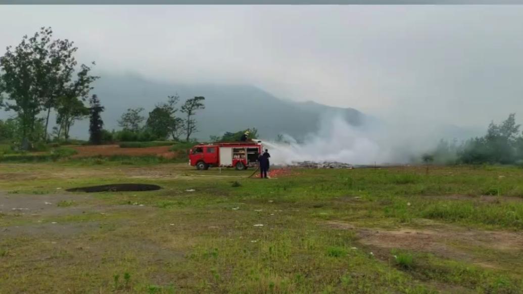 湖北阳新县公安局在空旷位置集中销毁4856件非法烟花爆竹