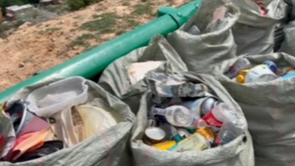 男子在自驾游途中捡垃圾：30天捡了一吨，呼吁大家爱护环境