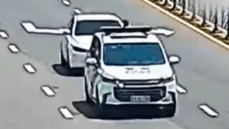 网约车司机跨越车道拦警车救下一条命