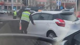 内蒙古警方通报车辆冲撞执勤交警：警员腿部擦伤，司机被控制