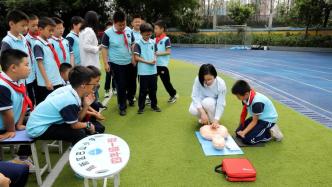 医护人员走进小学教孩子们常用急救方法