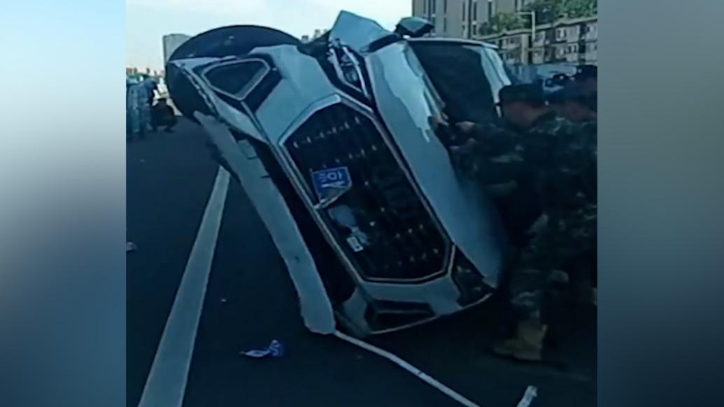 女子疲勞駕駛致車輛側翻，武警官兵及時趕赴施救