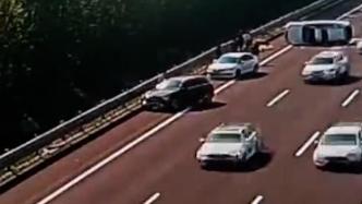 高速上车辆爆胎侧翻，多名私家车主救援后悄然离去