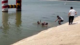 女孩落水大人救援遇险，岸边众人用绳拉
