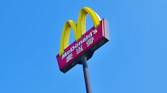 麦当劳被曝给过期食材换标签，郑州市监部门赴涉事门店取证