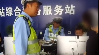 因進入停車場困難，女子自制放大版臨時號牌上路