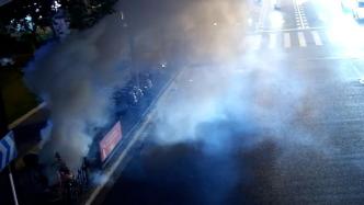 上海静安街头一电瓶车自燃，民警消防合力出手灭火