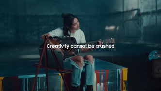 三星发广告片嘲讽苹果广告：创造力是无法被压碎的