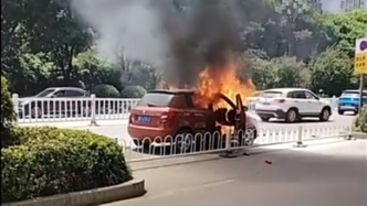 路遇火灾，洒水车“瀑布式”灭火