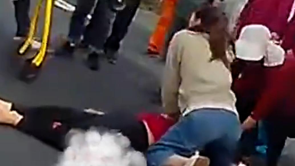 路遇车祸护士飞奔跪地救人