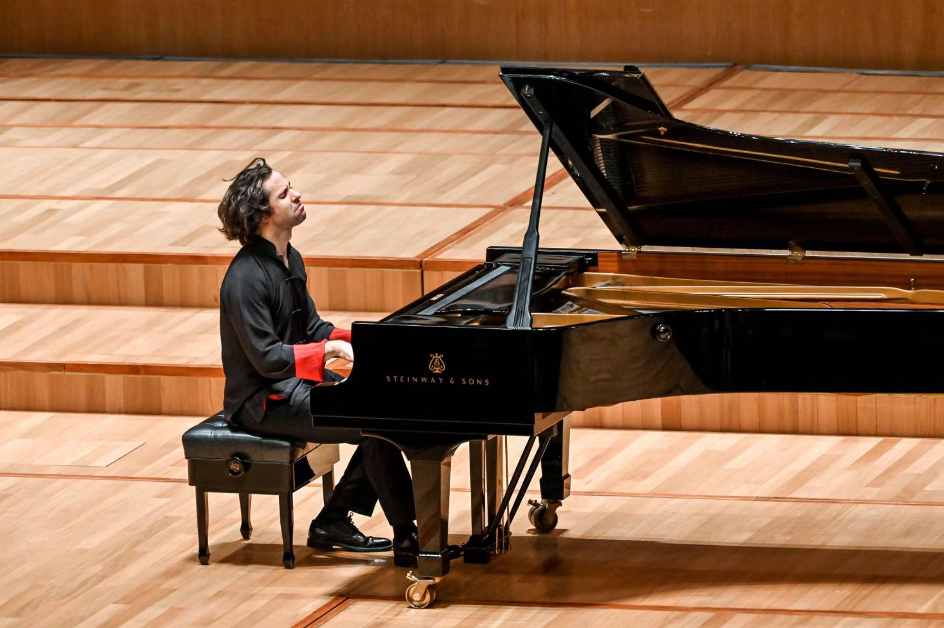 这位西班牙钢琴家，为什么对上海情有独钟？