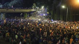 格鲁吉亚议会批准“外国代理人”法案，引发数千人抗议