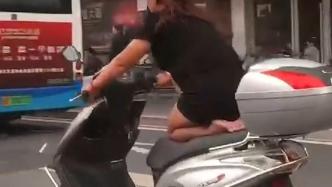 女子跪在摩托车坐垫上花式炫车技，民警叫停查处