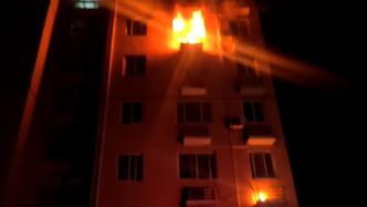 居民楼突发火灾消防紧急救援，房主：蚊香引燃了一旁的纸箱