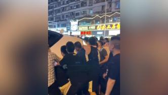 男子被轎車撞倒卷入車底，瞬間匯聚數(shù)十人抬車救援