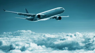90秒丨新航空中惊魂！为何飞机颠簸越来越常见？