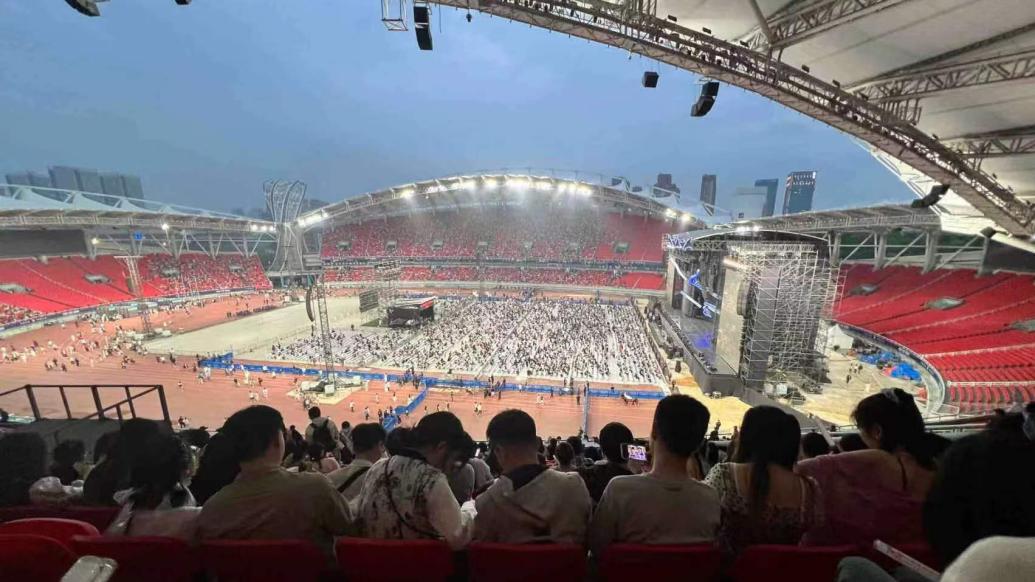女子质疑许嵩演唱会武汉场座位视线被遮挡，主办公司：可投诉