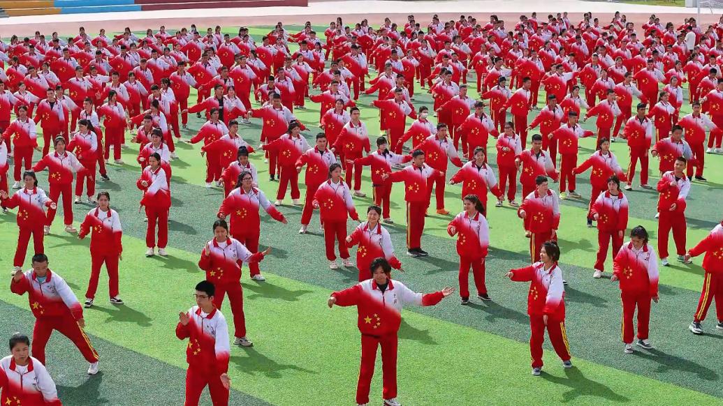 融合武术、戏曲与民族韵律操，新疆一中学学生齐跳国风课间操