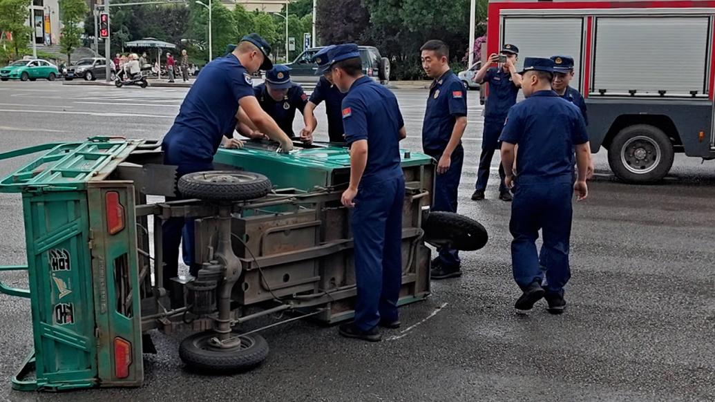 歸隊途中遇車禍,“藍朋友”秒出警救出側(cè)翻三輪車駕駛員