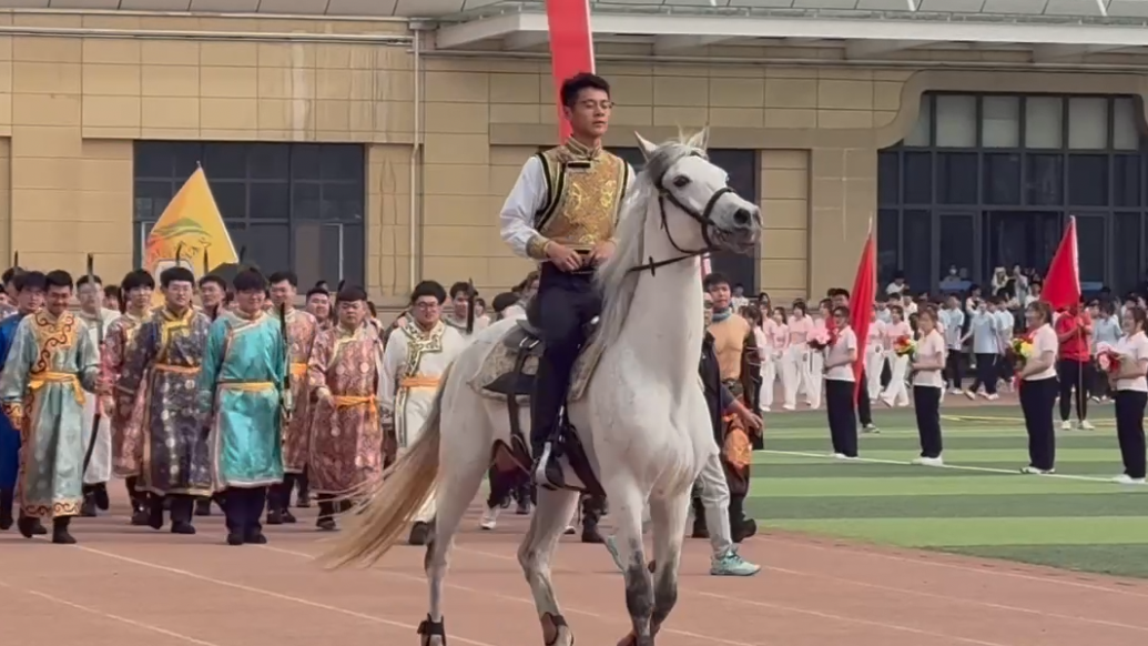 内蒙古一高校举办运动会，开幕式上学生骑马入场