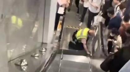 上海地铁：一乘客鞋子被扶梯夹住致梯级变形，无人受伤