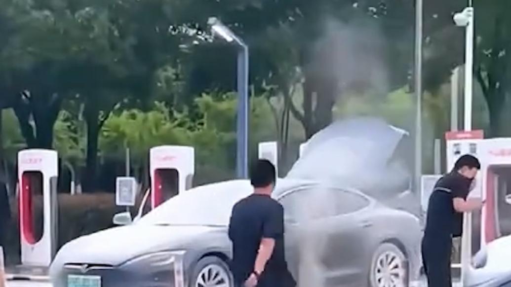 常州一辆特斯拉轿车在充电站起火,4S店:并非自燃,原因等官方回复