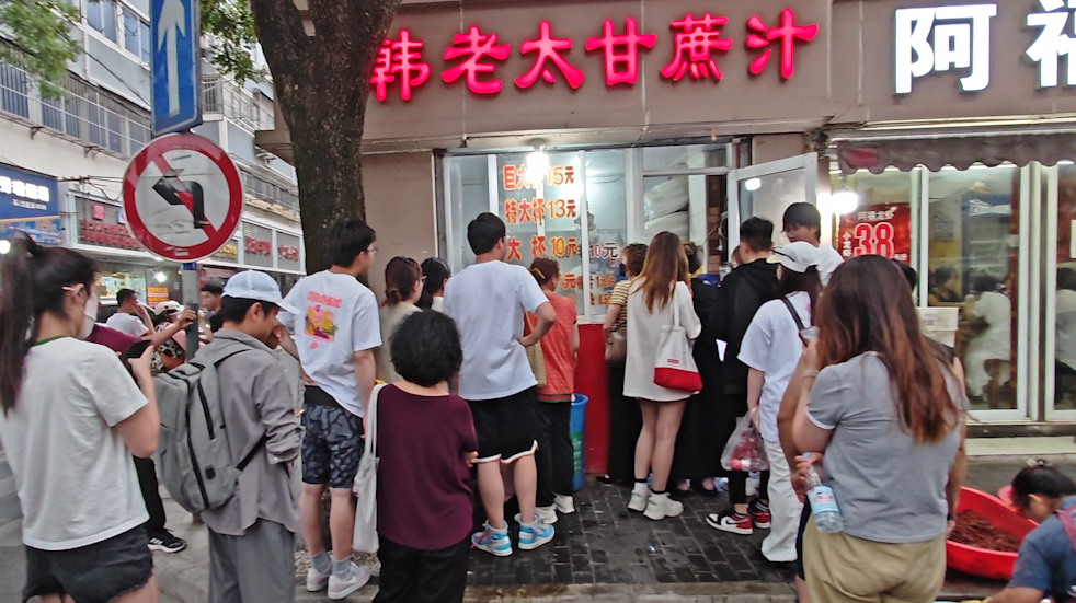 南京10元咖啡阿姨走红顾客排长队，有人不理解有人认可