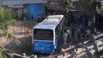 赣州一公交车失控冲破转盘围栏坠至负一层平台，车内9人受伤