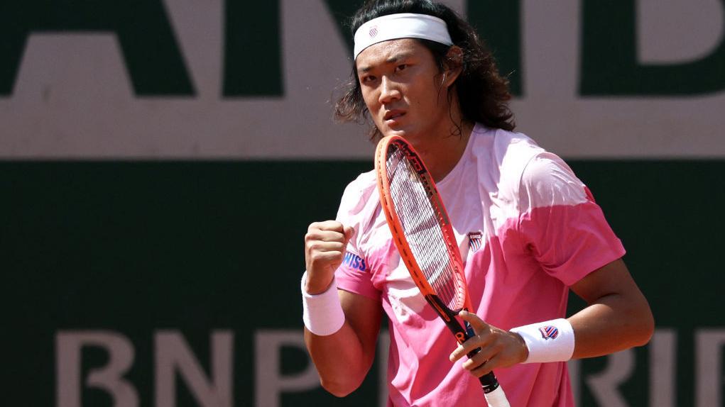 法網(wǎng)首輪中國(guó)軍團(tuán)開門紅，張之臻轟出18記ACE球