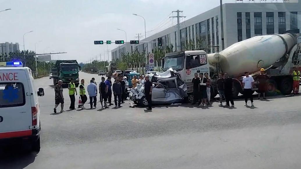 駕駛大意致兩車相撞,消防救出兩名被困者