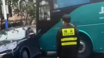 大巴顶开阻碍通行小客车致1人受伤，大巴司机被上海警方控制