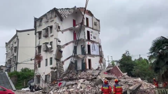 铜陵市郊区大通镇一居民楼一侧发生坍塌，初步排查有5人失联