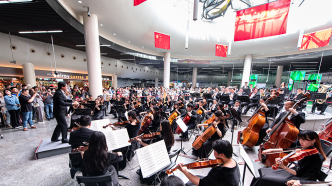 纪念上海解放75周年，上海爱乐在人广地铁站演奏《红旗颂》