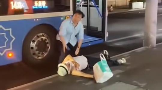 上海公交司机好心扶摔倒老人反被讹？警方：不存在讹人情况