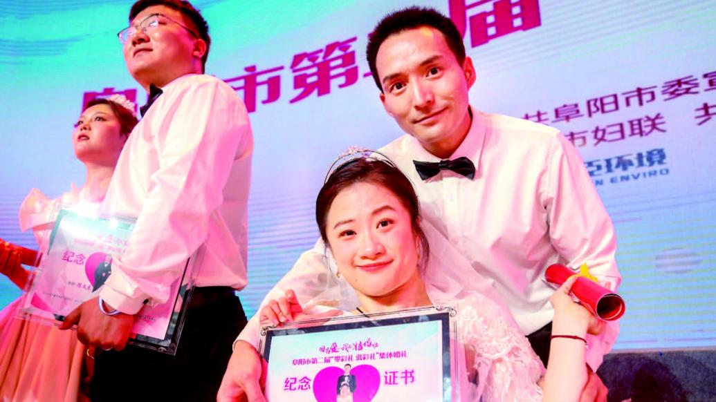 阜阳16对新人举办集体婚礼，中国好人王雅静“零彩礼”完婚