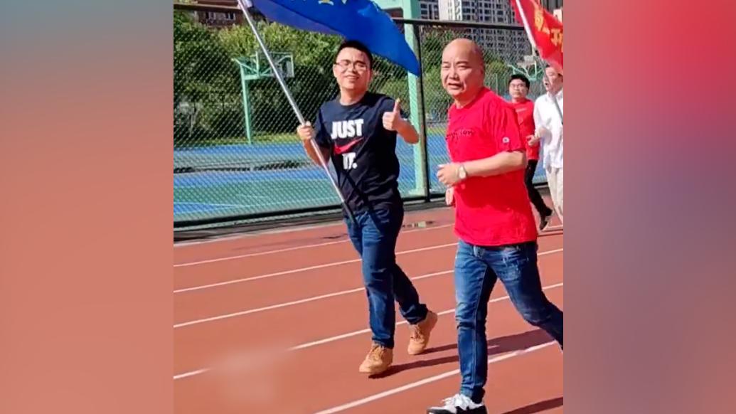 高三班主任帶著同學們最后一次跑操
