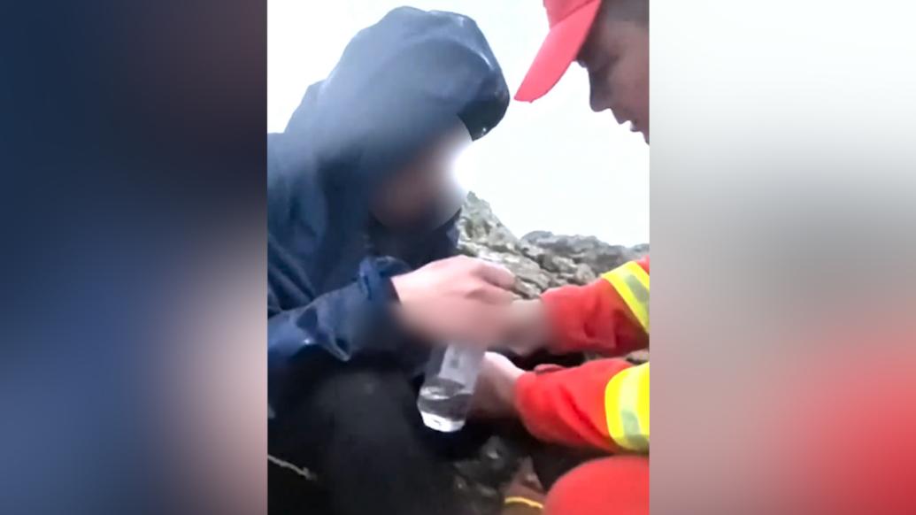 獨(dú)自爬山被困,消防員在山頂找到凍到發(fā)抖的男孩