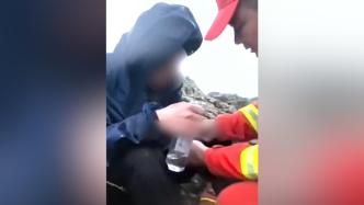 独自爬山被困，消防员在山顶找到冻到发抖的男孩