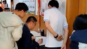 高三老師在走廊設置“答疑桌”：學校特色，能節(jié)省學生時間
