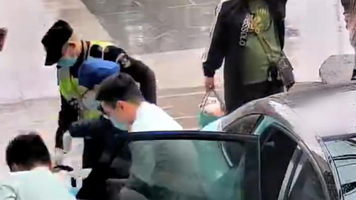 孕婦在網(wǎng)約車(chē)上生產(chǎn)，他們一路狂奔搶救